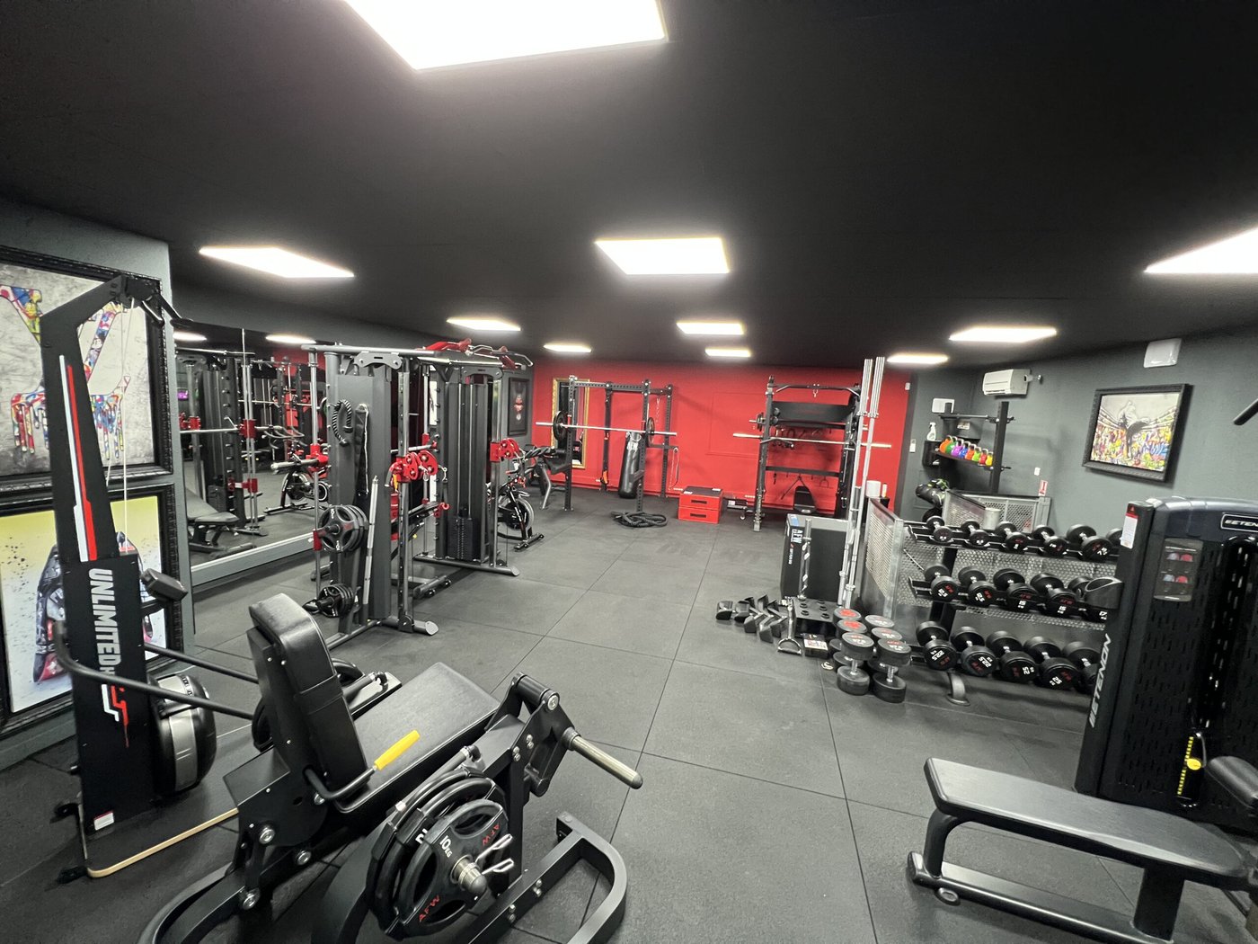 L'espace de coaching privé CF7, salle équipée aux murs rouge et noir